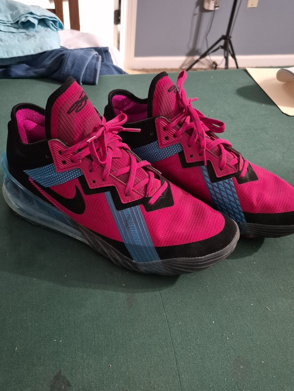 Nike Men's Lebron 18 Athletic Sneakers